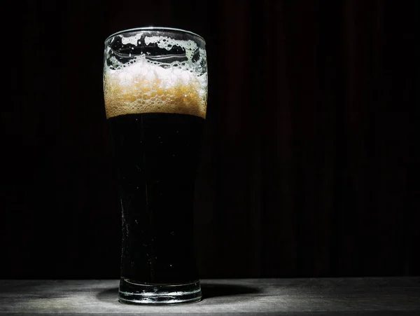Copo Alto Cerveja Escura Sobre Fundo Escuro — Fotografia de Stock