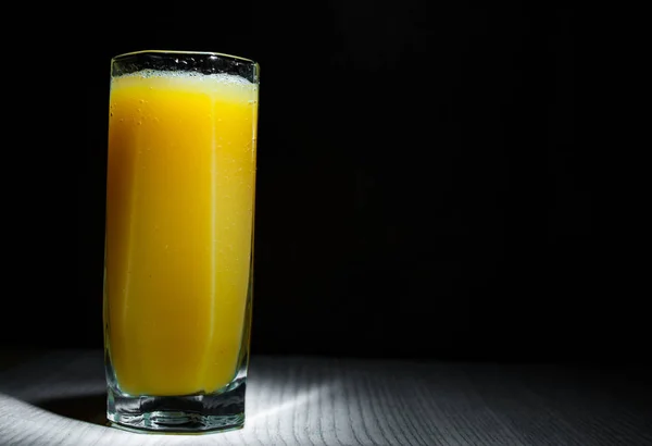 Склянка Свіжо Пресованого Апельсинового Соку Темно Чорному Фоні Копіювальним Простором — стокове фото