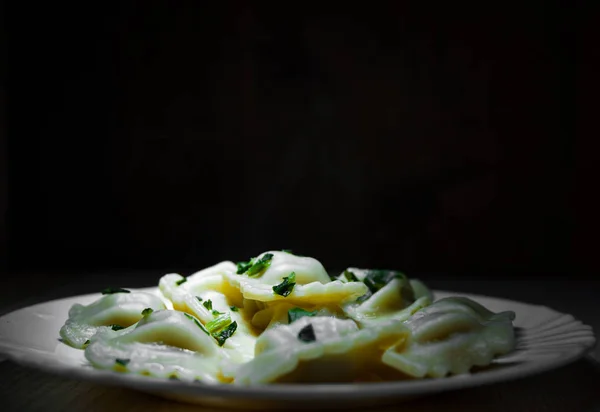 Placa Ravioli Com Manjericão Sobre Fundo Escuro Com Espaço Cópia — Fotografia de Stock