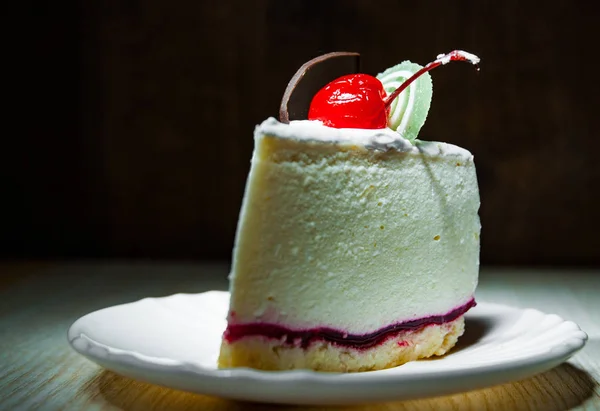 Νόστιμο Cheesecake Στην Πλάκα Και Σκούρο Φόντο Ξύλινη — Φωτογραφία Αρχείου
