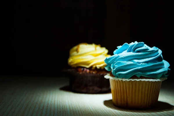 Λαχταριστά Cupcake Buttercream Στο Ξύλινο Τραπέζι Μαύρο Φόντο Αντίγραφο Χώρου — Φωτογραφία Αρχείου