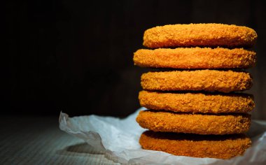 Balık Burger kopya alanı koyu siyah zemin üzerine yığını.