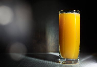 Bardak taze portakal suyu kopya alanı koyu siyah zemin üzerine basıldığında