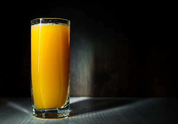 Ποτήρι Φρέσκο Χυμό Πορτοκάλι Στο Σκοτάδι Μαύρο Φόντο Αντίγραφο Χώρου — Φωτογραφία Αρχείου