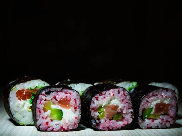 Chutné Sushi Rolích Tmavém Pozadí Tradiční Japonské Jídlo Kopií Prostor — Stock fotografie