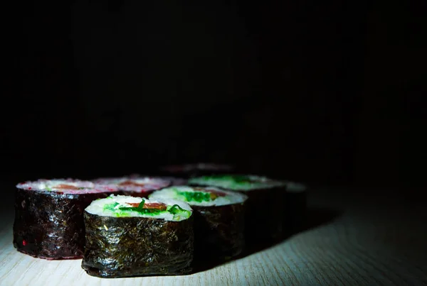 Deliciosos Rollos Sushi Sobre Fondo Oscuro Comida Tradicional Japonesa Con — Foto de Stock