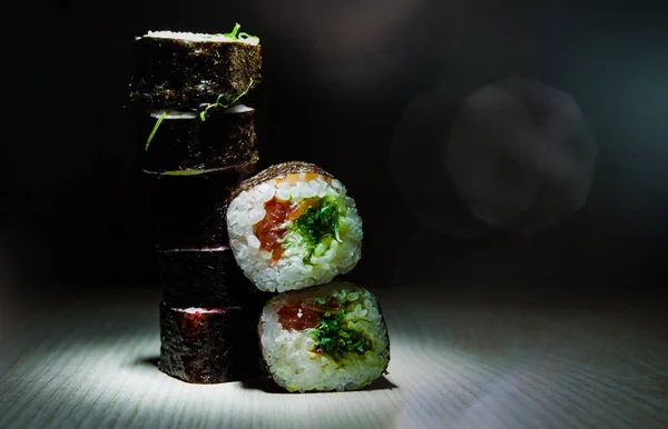 Sushi Saboroso Rola Fundo Escuro Comida Tradicional Japonesa Com Espaço — Fotografia de Stock