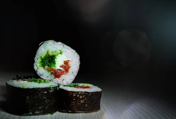 Sushi Saboroso Rola Fundo Escuro Comida Tradicional Japonesa Com Espaço — Fotografia de Stock