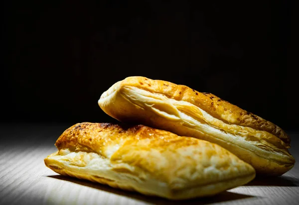 Kue Puff Pastry Meja Kayu Terhadap Latar Belakang Gelap Dengan — Stok Foto