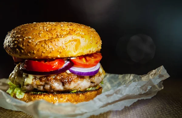 Burger Dřevěný Stůl Tmavém Pozadí Kopií Prostor — Stock fotografie