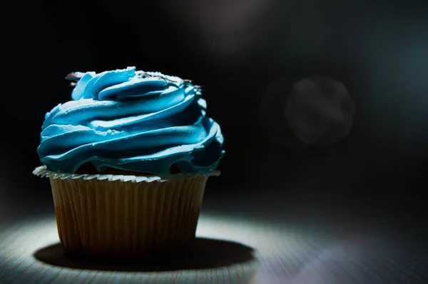 Λαχταριστά Cupcake Buttercream Στο Ξύλινο Τραπέζι Μαύρο Φόντο Αντίγραφο Χώρου — Φωτογραφία Αρχείου