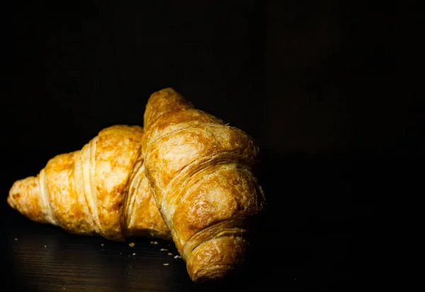 Dos Croissants Sobre Fondo Madera Oscura Con Espacio Copia —  Fotos de Stock