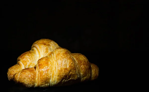 Dos Croissants Sobre Fondo Madera Oscura Con Espacio Copia —  Fotos de Stock