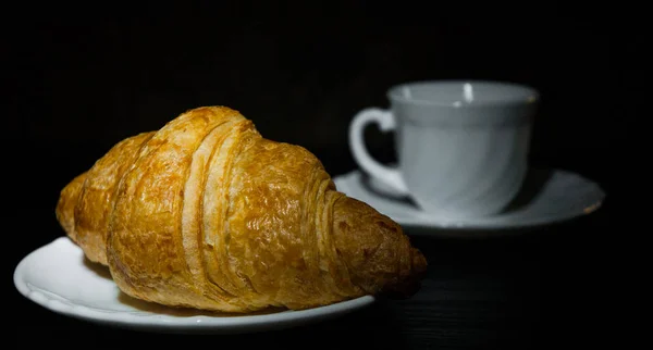 Croissants Plato Taza Café Sobre Fondo Madera Oscura —  Fotos de Stock