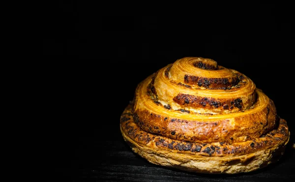 Torta Espiral Hojaldre Sobre Fondo Madera Oscura Con Espacio Copia —  Fotos de Stock