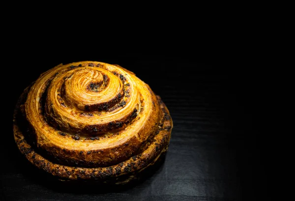 Torta Espiral Hojaldre Sobre Fondo Madera Oscura Con Espacio Copia —  Fotos de Stock