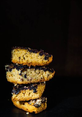 Koyu ahşap arka plan olarak el yapımı kek dilimi yığını. kopya alanı ile.