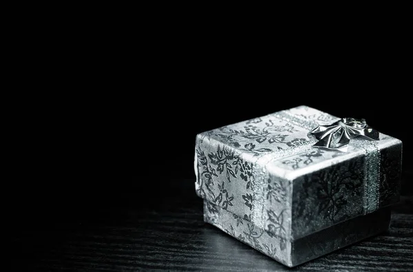 Caja Regalo Envuelta Con Cinta Blanca Sobre Fondo Madera Oscura — Foto de Stock