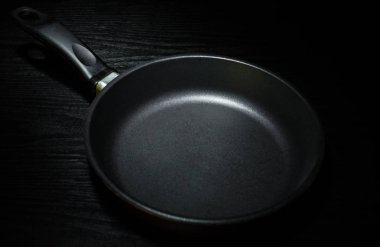Rustik ahşap arka plan siyah yakın up - boş siyah kızartma tavada kızartma tavası dökme demir tava 
