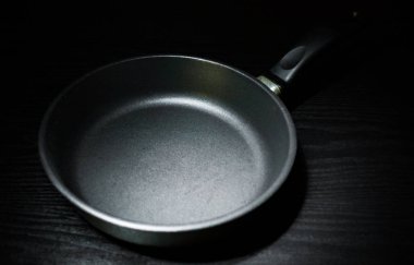 Rustik ahşap arka plan siyah yakın up - boş siyah kızartma tavada kızartma tavası dökme demir tava 