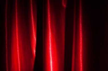 Bir kırmızı perde parçası. Pürüzsüz zarif kırmızı ipek veya saten lüks bez doku arka plan kullanabilirsiniz. Lüks Sevgililer günü arka plan tasarım