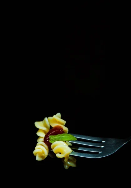 Massa Fusilli Com Molho Tomate Manjericão Garfo Fundo Madeira Escura — Fotografia de Stock