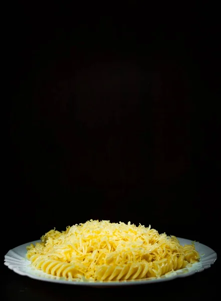 어두운 배경에 공간에 강판된에 치즈와 파스타 — 스톡 사진