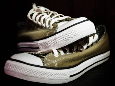 Koyu ahşap arka plan üzerinde yeni ayakkabı