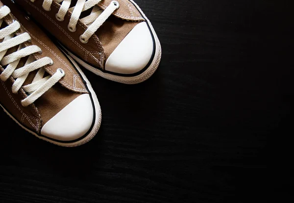 Par Zapatillas Nuevas Sobre Fondo Madera Oscura Con Espacio Para — Foto de Stock