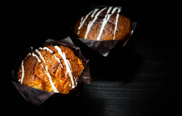 Δύο Καφέ Χαρτί Τυλίγεται Muffins Σκούρο Φόντο Ξύλινη — Φωτογραφία Αρχείου