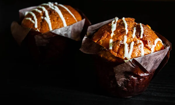 Δύο Καφέ Χαρτί Τυλίγεται Muffins Σκούρο Φόντο Ξύλινη — Φωτογραφία Αρχείου
