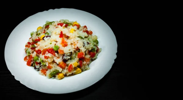 Arroz Con Verduras Mixtas Plato Blanco Sobre Fondo Madera Oscura — Foto de Stock