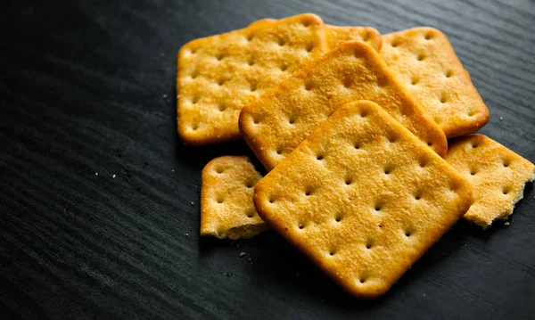 Fyrkantig Torr Saltade Kex Mörk Trä Bakgrund — Stockfoto