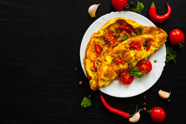 Omelette Einem Teller Auf Dunklem Holzhintergrund Mit Kopierraum Ansicht Von — Stockfoto