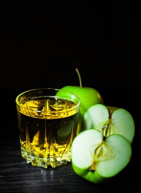 Koyu ahşap arka plan ve bir elma elma suyu