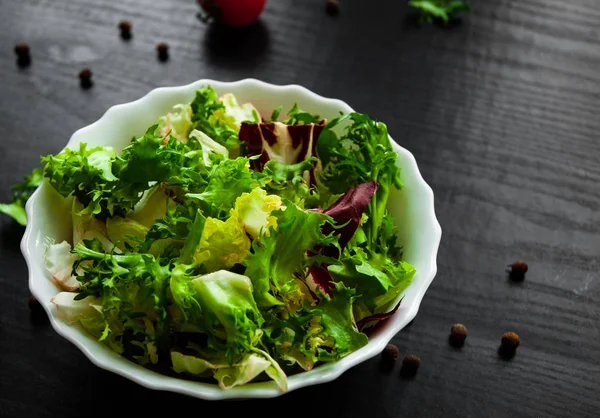 Várias Folhas Salada Mistura Fresca Com Alface Radicchio Foguete Tigela — Fotografia de Stock