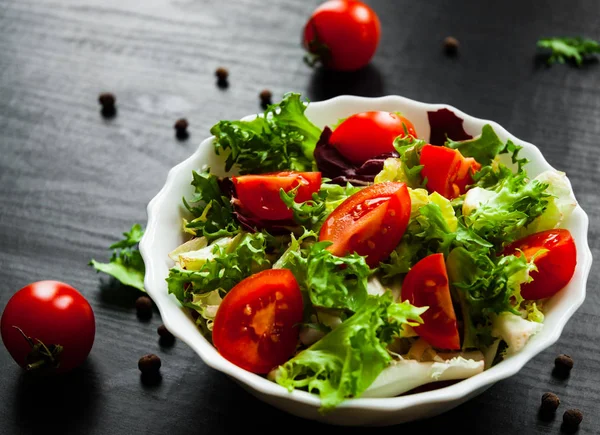 Diverse Verse Mix Salade Laat Met Tomaat Kom Donkere Houten — Stockfoto