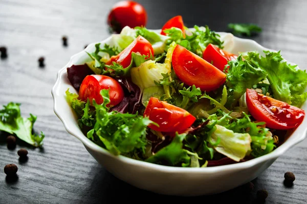 Várias Folhas Salada Mistura Fresca Com Tomate Tigela Fundo Madeira — Fotografia de Stock