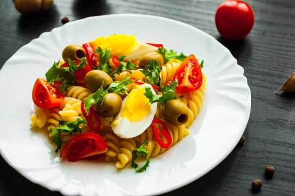 Ensalada Pasta Fusilli Con Tomate Huevos Aceituna Plato Sobre Fondo —  Fotos de Stock