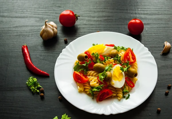 Ensalada Pasta Fusilli Con Tomate Huevos Aceituna Plato Sobre Fondo —  Fotos de Stock