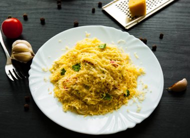 koyu ahşap zemin üzerine krem peynir soslu spagetti makarna
