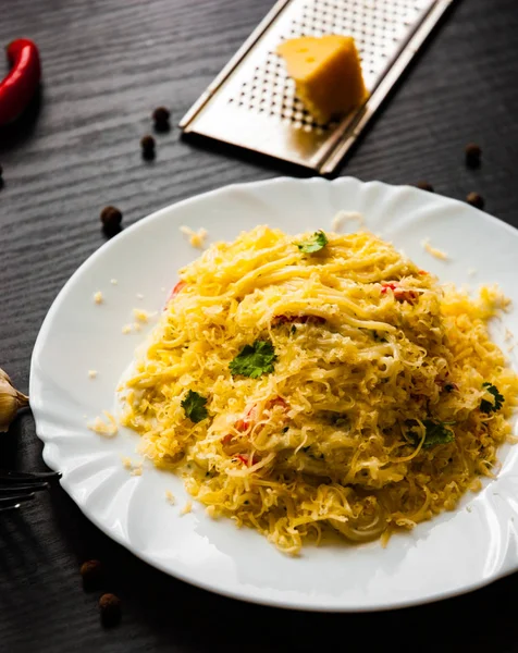 Spagetti Pasta Med Grädde Ostsås Mörk Trä Bakgrund — Stockfoto