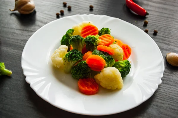 混合蔬菜 黑木背景下的花椰菜 花椰菜和胡萝卜 — 图库照片