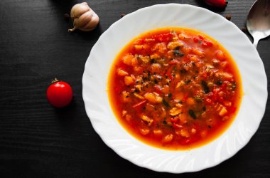 koyu ahşap arka plan tabakta çorba