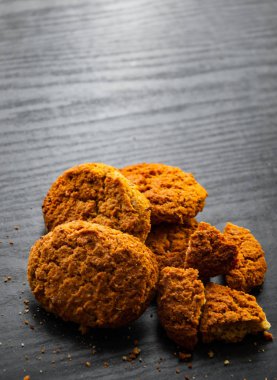 Yulaf ezmeli kurabiye kopya alanı koyu ahşap zemin üzerine