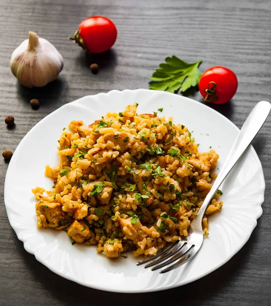 Pechuga Pollo Con Arroz Sobre Fondo Madera Oscura — Foto de Stock