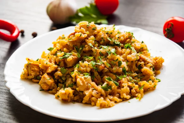 Pechuga Pollo Con Arroz Sobre Fondo Madera Oscura — Foto de Stock