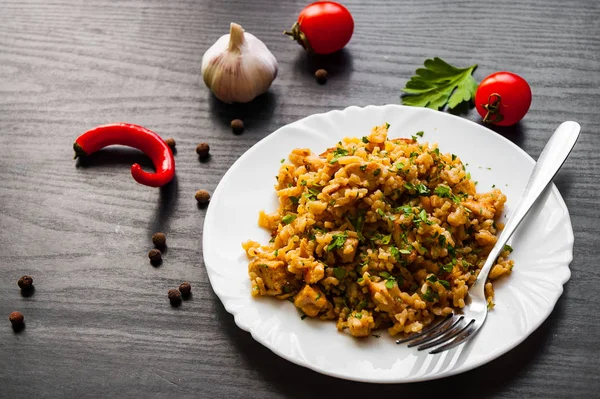 Pechuga Pollo Con Arroz Sobre Fondo Madera Oscura — Foto de Stock