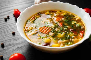 Tavuk çorbası erişte ve sebze koyu ahşap arka plan üzerinde.