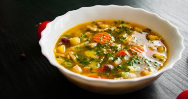 Tavuk çorbası erişte ve sebze koyu ahşap arka plan üzerinde.